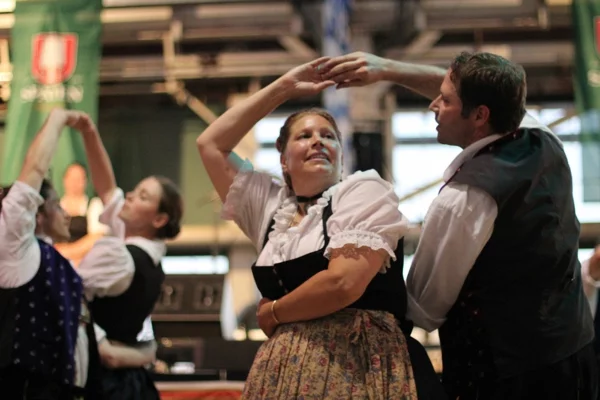 deutschland feiert das oktoberfest tanzen und singen