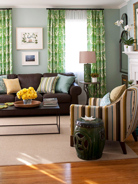 die perfekte farbpalette im wohnzimmer apfelgrün und gestreifter sessel