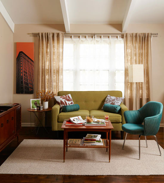 die perfekte farbpalette im wohnzimmer creme hintergrund türkise rollkissen und sessel