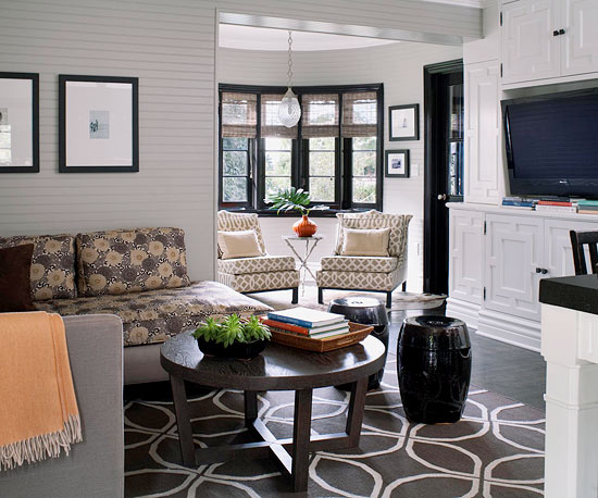 die perfekte farbpalette im wohnzimmer weißer hintergrund geometrisch gemusterter teppich