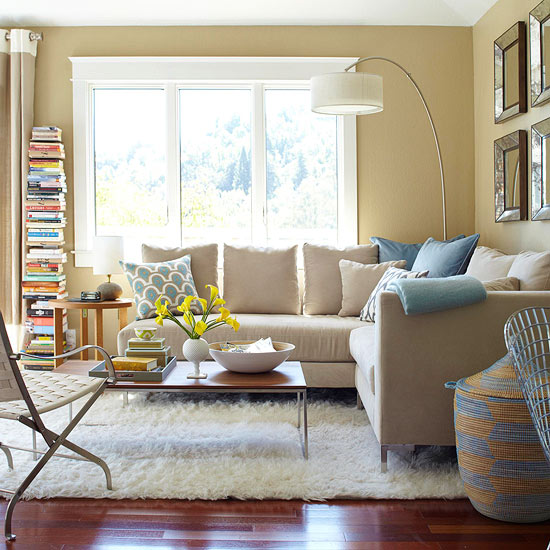 die perfekte farbpalette im wohnzimmer weißer hochfloriger teppich helle ocker wände