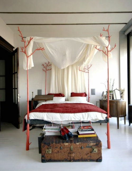 eigenartig design schlafzimmer rote akzente bettdecke truhe bücher