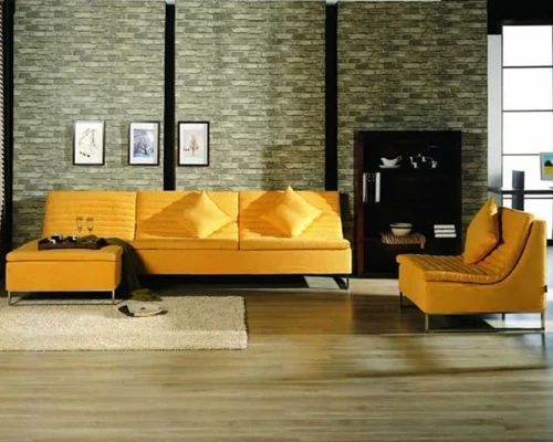 elegante Wohnzimmer Möbel gelb sessel sofas kissen ziegelwand stein gemälde