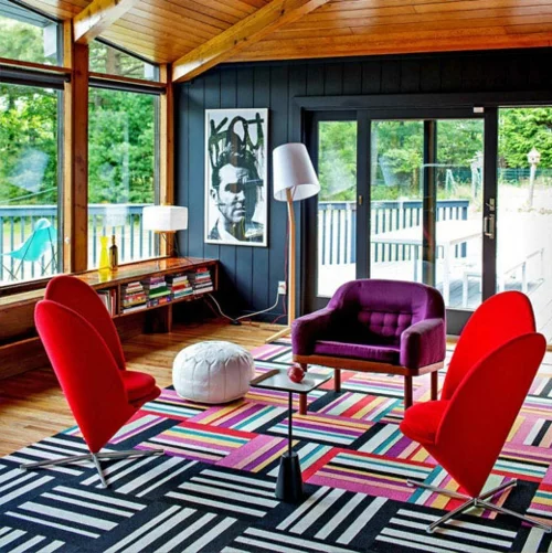 Elegante Farbgestaltung zu Hause streifen teppich rot sessel sofa stehlampe