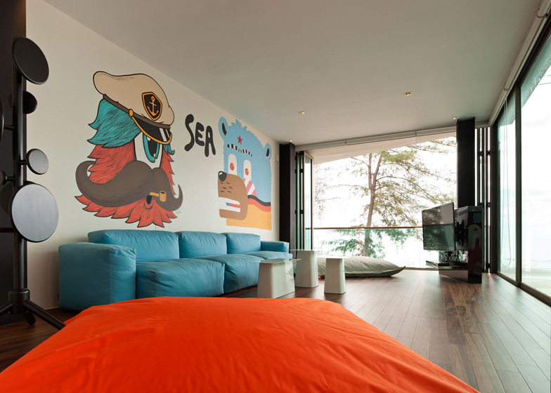 faszinierende hobby häuser bunt bemalte wand türkise couch