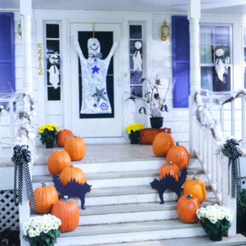 flotte halloween dekoration außentreppe mit schwarzen katzen und geistern