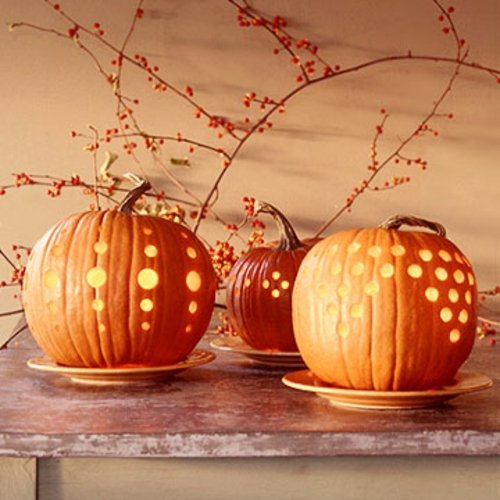 flotte halloween dekoration drei orange kürbisse und äste