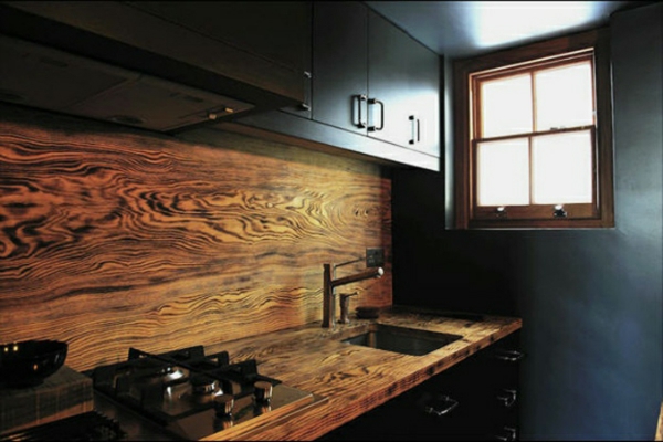 frische küchenrückwand aus massivem holz mit grober maserung
