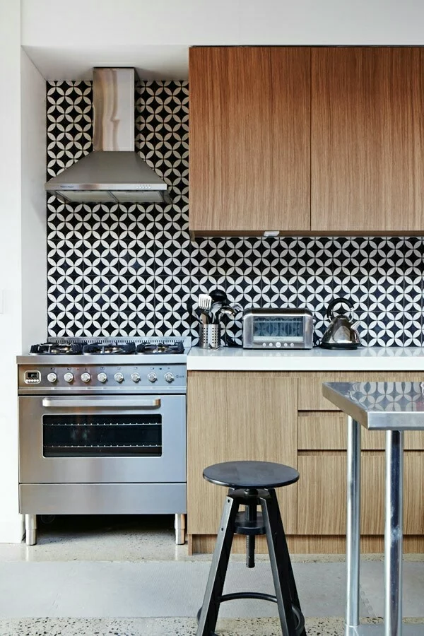 frische küchenrückwand ideen feine geometrische muster