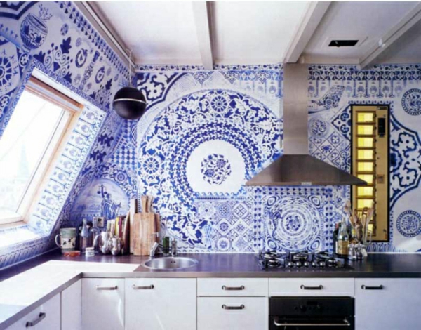 frische küchenrückwand ideen filigrane muster in kobaltblau