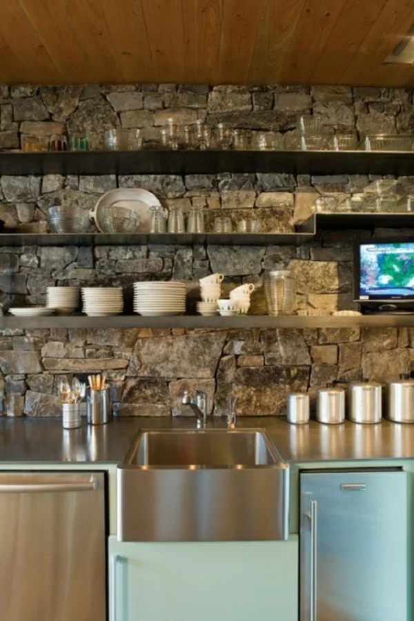 küchenrückwand natursteinwand stahl regalbretter