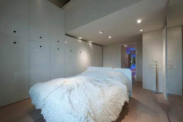 futuristische residenz kuschelweiche tagesdecke in weiß