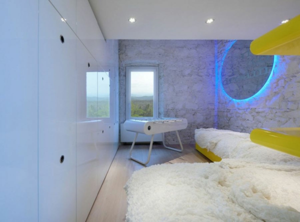 futuristische residenz natursteine wände weiß gestrichen