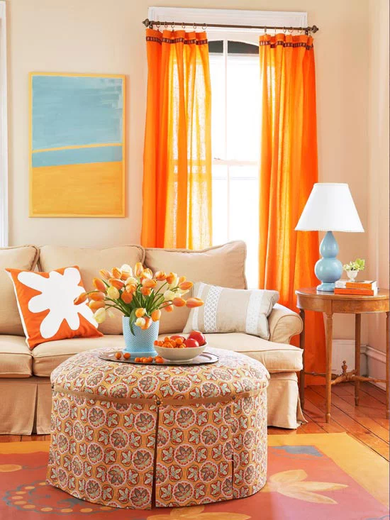 gewagte farbgestaltung im wohnzimmer leuchtende orange vorhänge