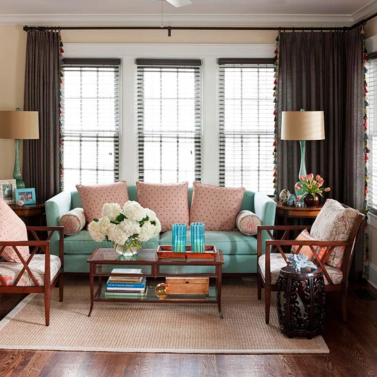 gewagte farbgestaltung für ihr wohnzimmer seladongrüne couch gepunktete kissen