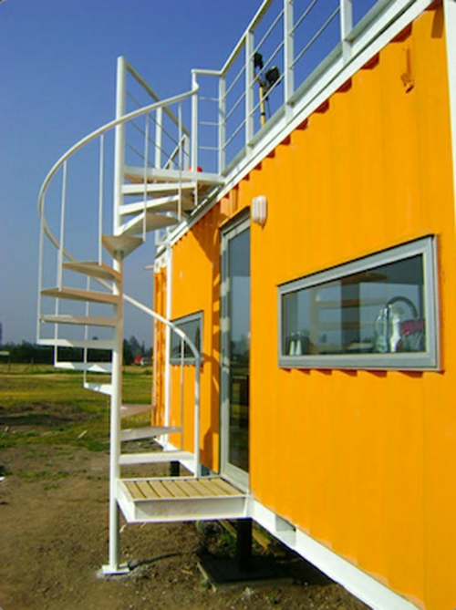 gewundene treppe orange fassade metall containerverschiffung