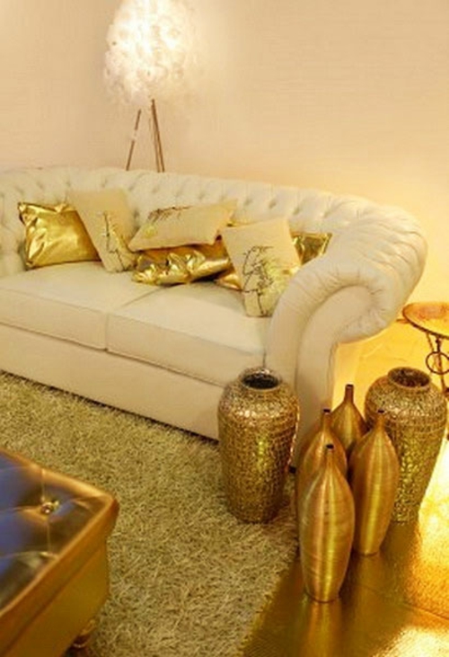 glamouröse interior ideen goldglänzende kissen und hohe vasen