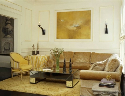 glamouröse interior samtig weiche couch abstrakte wandkunst