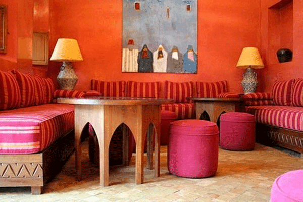 großartige marokkanische Interior Designs holz nebentisch gestreift sofas