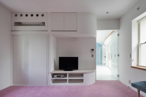 haus mit frischer vertikaler begrünung lavendel boden weiße minimalistische wohnwand