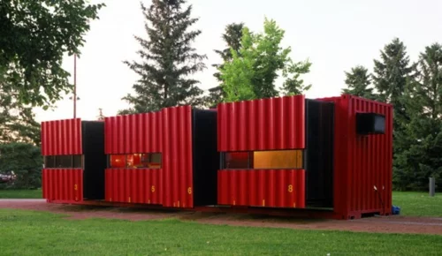 inspirierende Container Häuser holzplatten natur umgebung rot außendesign
