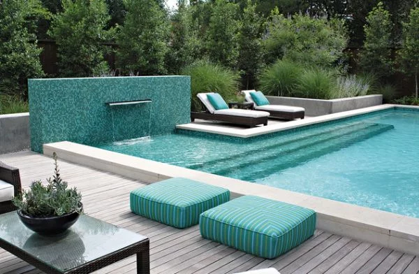 inspirierende dekoration kissen seladongrün gestreift am pool