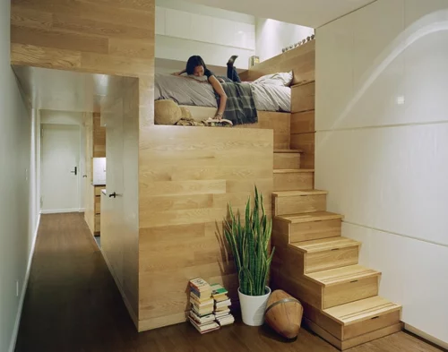 kleine Apartment Designs treppe holz dachgeschoss pflanzen