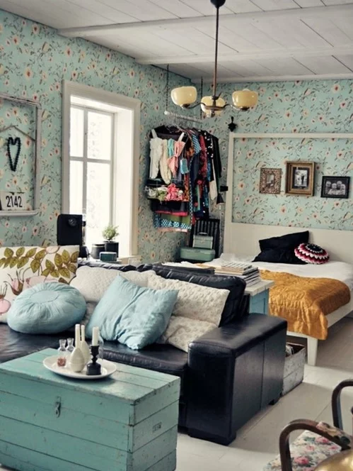 kleines apartment zeigt größe beistelltisch aus alter truhe in türkis