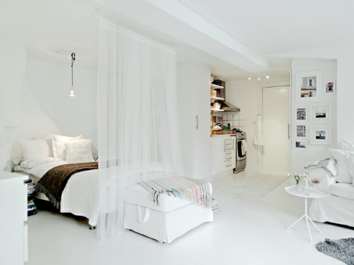 kleines apartment zeigt größe durchsichtige weiße vorhänge am bett