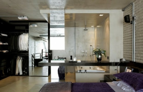 kleines apartment zeigt größe ziegelwand in weiß lila bettwäsche