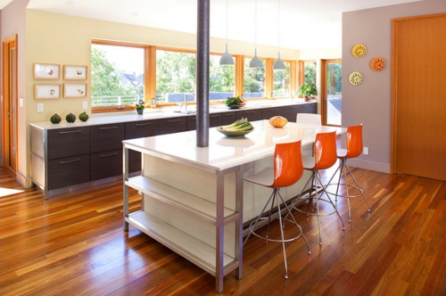 tipps für Küchenfenster modern design glanzvoll orange barhocker
