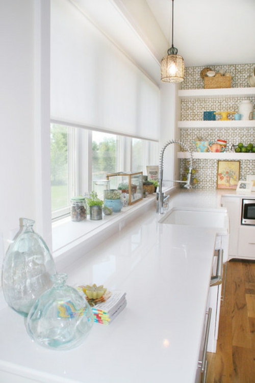 tipps für Küchenfenster modern design weiß glanzvoll oberfläche spüle