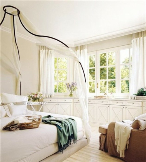 küche schlafzimmer himmelbett design weiß luftig gardinen überwurf grün