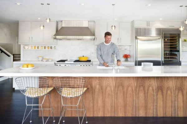 luftiges interieur durch küchenumbau minimalistische kücheninsel aus holz