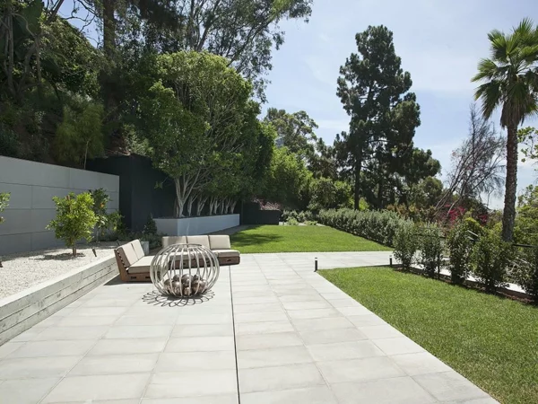 luxuriöse residenz mit gewagtem design bequeme sitzbänke im garten