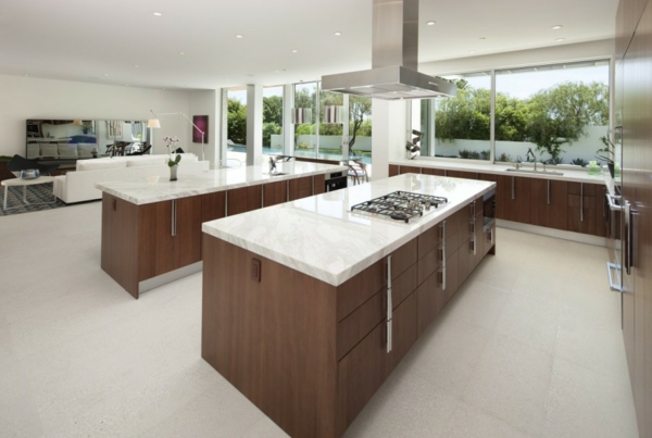 residenz mit gewagtem design minimalistische küche marmor und nussbaumholz