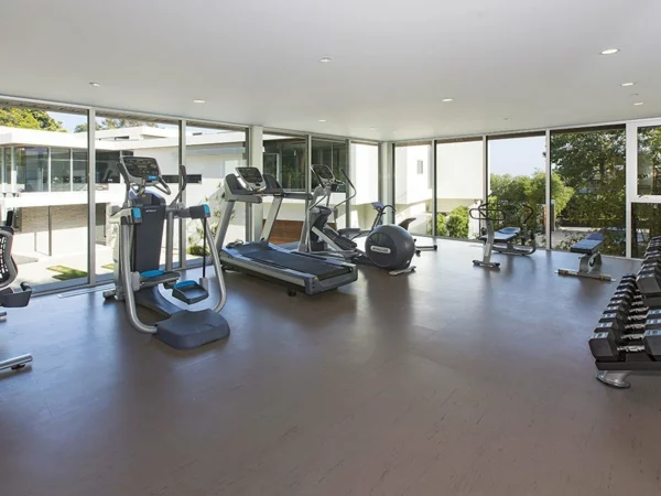 luxuriöse residenz mit gewagtem design moderner fitness raum