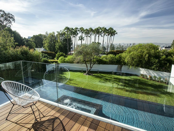 luxuriöse residenz mit gewagtem design terrasse mit glasgeländer