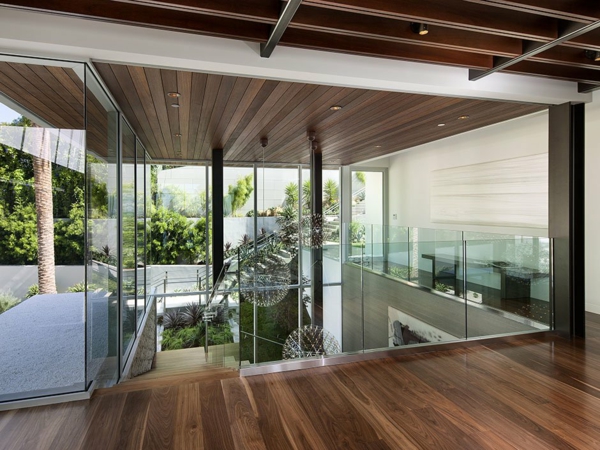 luxuriöse residenz mit gewagtem design viel glas im treppenhaus