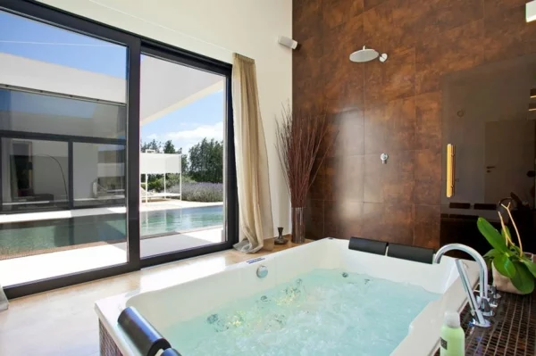luxus ferienvilla auf mallorca jacuzzi mit blick auf den pool