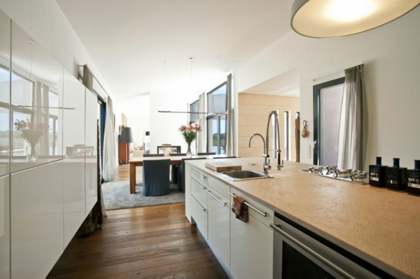 luxus ferienvilla auf mallorca minimalistische küche hochglanz weiß