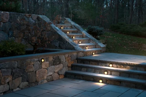 moderne Außentreppe mit Beleuchtung eingebaut stein stufen