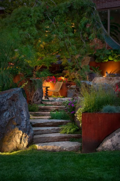 moderne Außentreppe mit Beleuchtung stein pflanzen töpfe