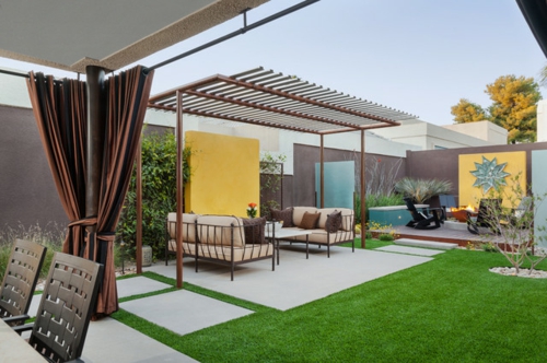 moderne Gestaltung im Garten essbereich sonnenschutz grasfläche dekorativ