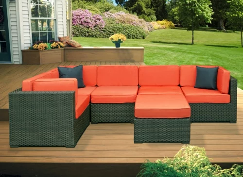 moderne Gestaltung im Garten sofa rattan rot auflagen sonnenterrasse