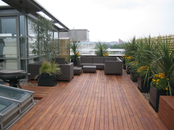 moderne terrasse gestalten holz bodenbelag groß außenbereich