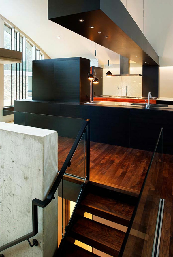 modernes bogenhaus steile treppe aus stahl glas und holz
