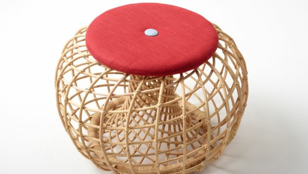 nachhaltige rattan möbel hocker mit rotem sitzkissen