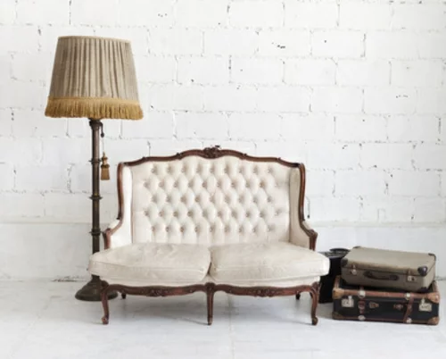 retro look im wohnzimmer weich gepolstertes designer sofa