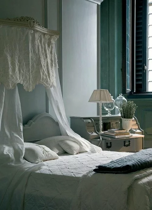 romantische schlafzimmer einrichtung antike kommode mit tischlampe
